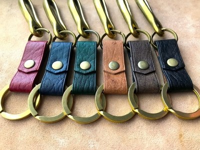 鹿革と真鍮のベルトフックキーホルダー【茶・無染色】革小物 レザー キーリング 革製品 ハンドメイド レザークラフト アクセサリー お洒落 おしゃれ ギフト プレゼント【R00464】