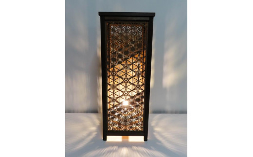 
            レーザー行灯「趣」Lサイズ  竜胆と八重麻の葉組子デザイン 高さ65cm LED電球付き
          