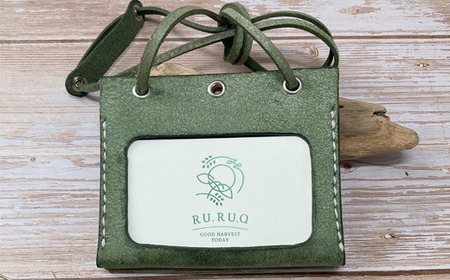 名刺入れ 付き ネームホルダー 緑 【いわてひだまり農園】／ 緑色 革 革製品 手作り 障がい者 支援 施設 手作業 レザー 牛ショルダー 牛革 おしゃれ シュリンク加工 カードケース 名札入れ 名札ケース 名札 オススメ おすすめ
