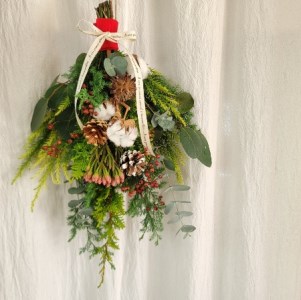 Xmas スワッグ 【あかいみ】 新潟 阿賀 たけむら生花店 ｜季節 赤 北欧 おまかせ インテリアグリーン ドライフラワー 花   贈り物  花束 ギフト 送料無料 プリザ クリスマス プレゼント 壁掛け おしゃれ ナチュラル 期間限定 ※2025年11月中旬頃より順次発送