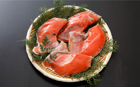 プレミアム 天然 紅鮭 厚切り カマ 切り身 4切れ 甘塩 合計約520g 鮭 しゃけ 切身 お取り寄せ シャケ かま 魚 魚介類 食品 食べ物 小分け 冷凍 保存 小樽市 北海道 返礼品 お取り寄せ