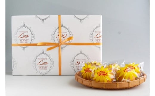 
            【マドレーヌ・洋菓子】老舗洋菓子 パティスリーリヨンのバターとアーモンド香る「チロル」18ケ入り　バター風味 アーモンドの香るマドレーヌ お菓子 洋菓子 おかし 焼き菓子 チロル 銘菓 網野 送料無料　AM00647
          