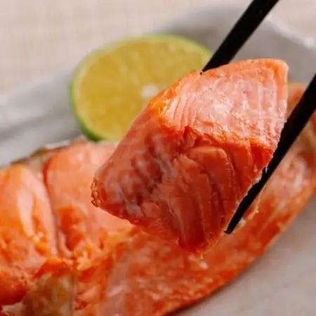 朝食セット　天然新巻鮭＆紅鮭切身(各5切)計10切と網走湖産しじみ貝(2kg)【配送不可地域：離島】【1738408】