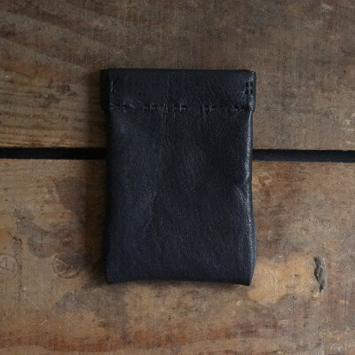 【ふるさと納税】バネ口小銭入 鹿革 紺【1444542】