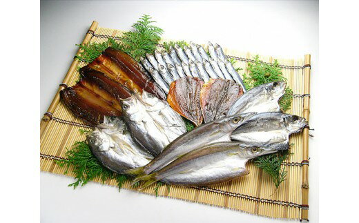 【ふるさと納税】【冷凍】 干物 セット 10種類 B セット 山藤 天日干し 魚 海鮮 新鮮干物 ひもの ヒモノ 乾物 ひらき 朝食 和食 おつまみ 酒の肴 旬 惣菜 おかず 簡単調理 便利 小分け 冷凍食品 産地直送 国産 三重 南伊勢 伊勢志摩