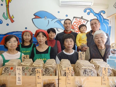 【年末発送限定！ 〈生でお届け〉国産天然マグロ】 産地直送  天然ビンチョウマグロ短冊 1,2kg 天然マグロ 国産 マグロ短冊 期間限定 小分け 三重県 尾鷲市　KI-52