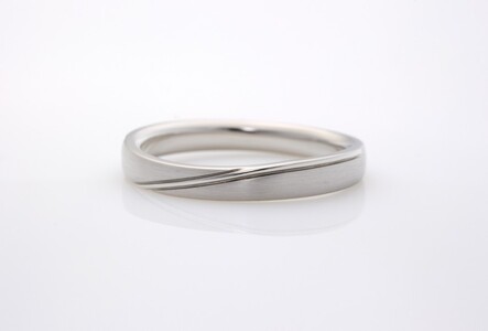 マット仕上げの中にキラリと光るラインがかっこいいプラチナメンズリング　FRU207M