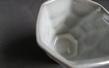 つばめ工房　黒土ロックカップ　氷裂貫入釉(白)【1240987】