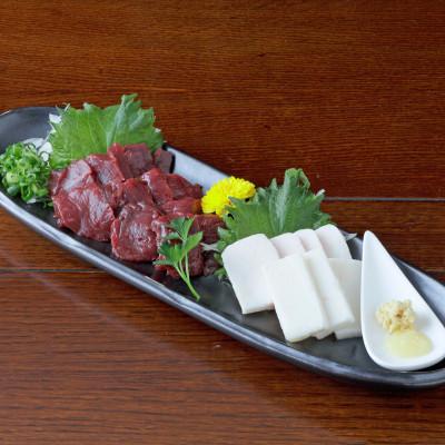 ふるさと納税 南阿蘇村 【馬刺し】熊本直送　二種盛り　ブロック肉　赤身100g・コーネ50g　合計150gセット(南阿蘇村)