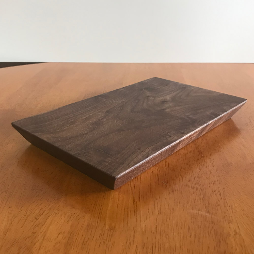 
【ウォールナット材一枚板のカッティングボード・まな板　25ｃｍ】キッチン用品 台所 新築 引っ越し プレゼント 贈り物 母の日 父の日 誕生日 MUKU屋 MUFactory
