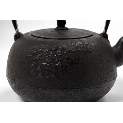 ふるさと納税 奥州市 南部鉄器 鉄瓶 丸南部松(中) 1.4L 【伝統工芸士 佐藤勝芳 作】 IH調理器 [Y0048] |  | 01