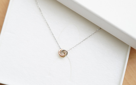 【K10,SILVER925 製】マルチカラーのトリニティネックレス