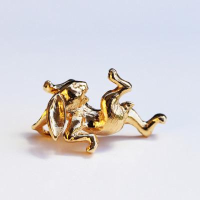 ふるさと納税 市川三郷町 【縄文アクセサリーDo_goods】 K18鳥獣戯画 うさぎのオブジェ小 700-217