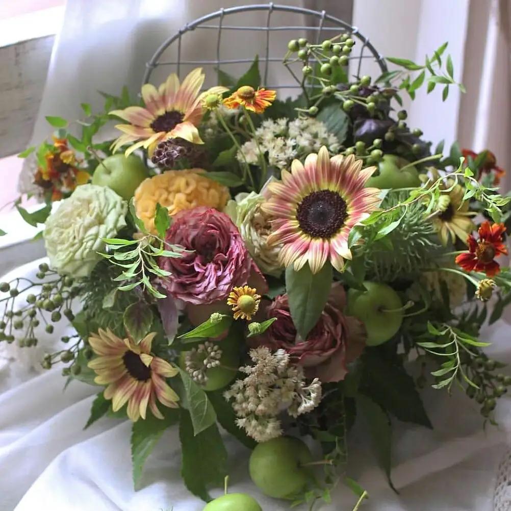 季節のアレンジメント（生花・器付き） 〈フラワーアレンジメント 花 記念日 誕生日 お祝い ギフト プレゼント インテリア 全国発送 送料無料 冷蔵 そのまま飾れる かわいい ※お届け日指定不可〉