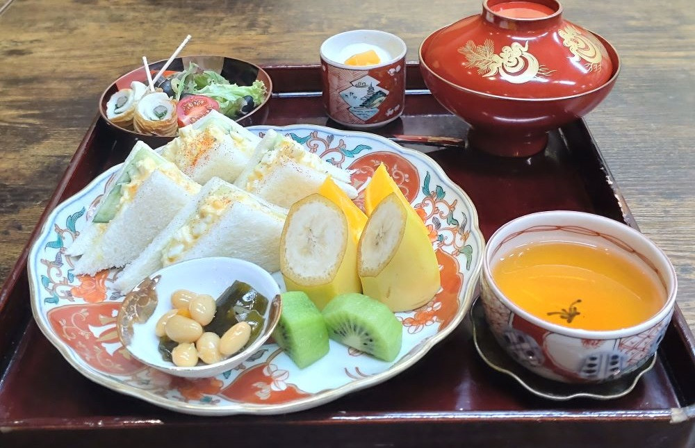 代々伝わる江戸時代の器で朝食を心を込めてお出ししています。
