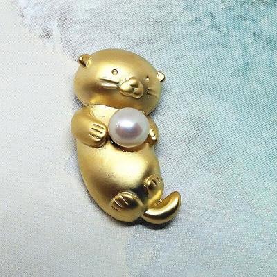 ふるさと納税 伊勢市 真珠ピンブローチ・ラッコG(淡水本真珠・ボタン)2144