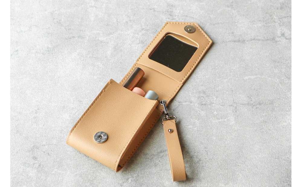 【ベージュ】毎日の“ときめき”を仕込めるリップケース　リップクリームホルダー　キーホルダーストラップ【ミラー付き・3本入る】