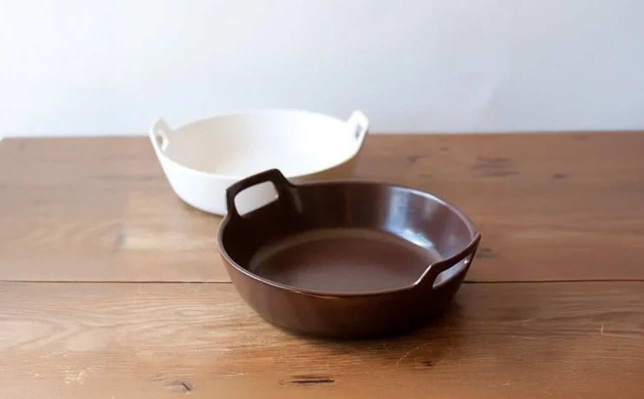 【萬古焼（ばんこやき）】スタイリッシュな浅型円形デザインの西洋土鍋 4th-market  ロティ グリルキャセロール 赤1個【鍋、土 鍋、煮物、スープ、万能、肉料理、魚料理、焼野菜、おしゃれ、かわいい、結婚祝、出産祝、セット、贈答、普段使い、手作り、冬、煮込み、一人用、家庭用、一人暮らし、家族、ファミリー、新生活、スープ、三重県 四日市市 ふるさと納税】