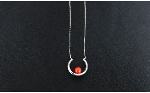 赤珊瑚丸玉と馬蹄デザインのペンダント アクセサリー ペンダント ジュエリー 珊瑚 赤珊瑚