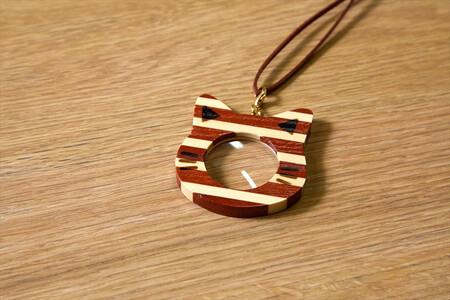 【箱根寄木細工　ペンダントルーペ　ねこ】手軽で可愛い便利なネックレス【 ルーペ 神奈川県 小田原市 】