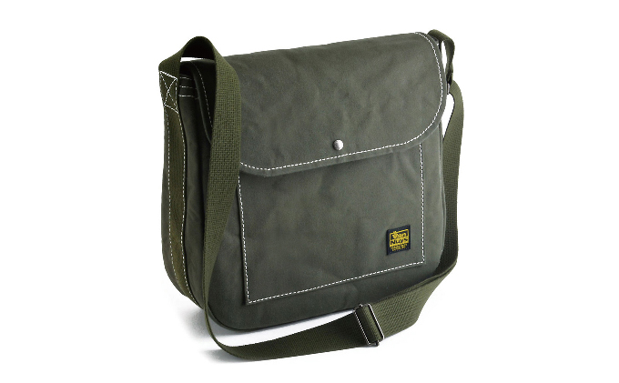 バンナイズ　帆布のクラシックショルダーB