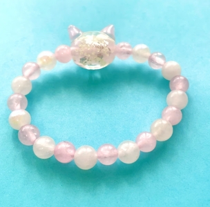 光る猫玉とローズクオーツのブレスレット ジュエリー（レディースサイズ）