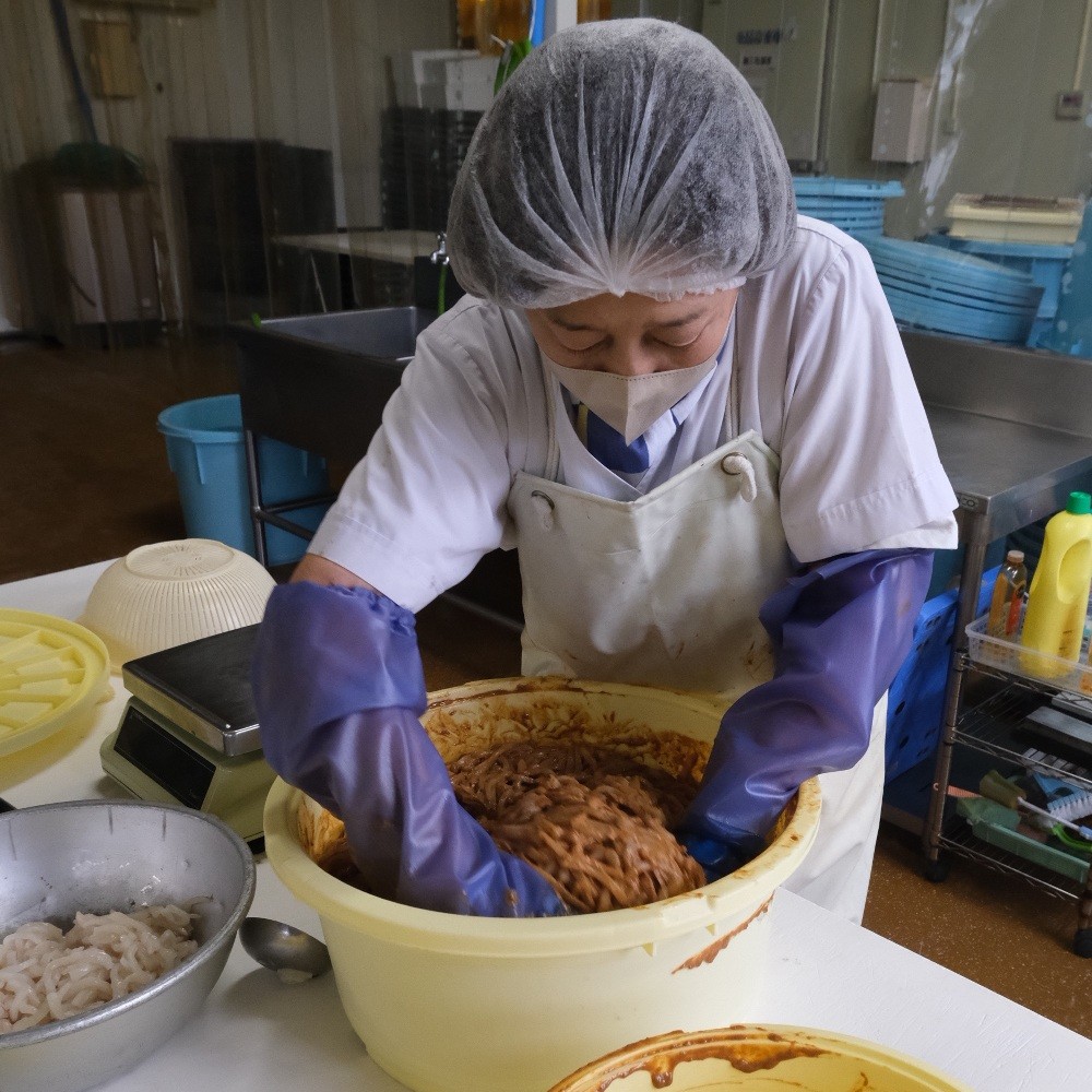 味付けも手で混ぜる　手間を惜しみません