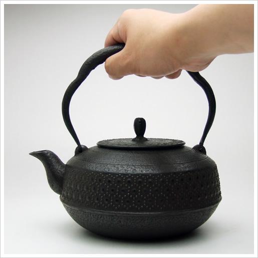 南部鉄器 本場盛岡の南部鉄瓶 車軸型 （ 亀甲 / 1.2L ） IH ガス 鉄瓶 鉄器 やかん 岩手県 岩手 伝統工芸品 薫山工房 雑貨 日用品 南部鉄
