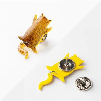 ふるさと納税 大館市 しっぽユラユラしがみつき猫　茶トラ猫ピンバッジ |  | 01