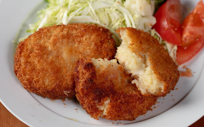 【しあわせチーズ工房】ラクレット使用！しあわせコロッケ 12個 《足寄町》【Woody bell】 [BEBM005]