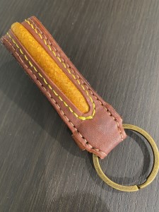 マグロ 革 を使った キーホルダー (a30-252)