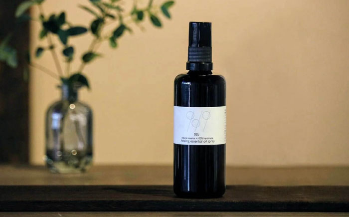 ヒノキ香る♪ナチュラルアロマスプレー100ｍｌ（大洲産ヒノキオイル使用）　愛媛県大洲市/OZU＋（オオズプラス） [AGAD007]アロマ ハーブ 癒し 精油 香り ヨガ リラクゼーション リラックス