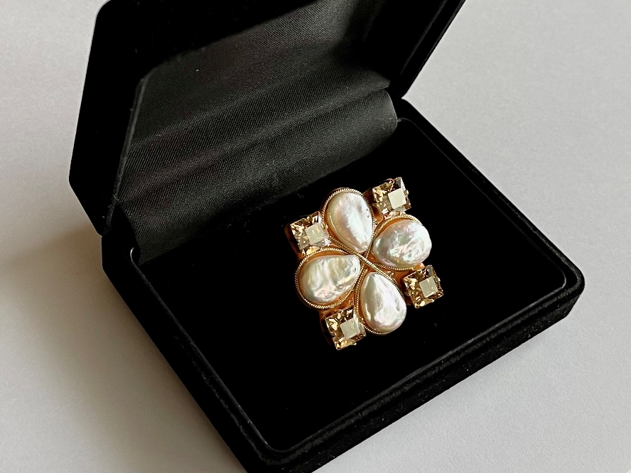 淡水パールとスワロフスキー®クリスタルのスクエアブローチ（ゴールド）｜希少な大粒クリスタル使用・高級感漂うしずく型パール｜プレゼント仕様・ギフトBOX入り｜RoseTaraオリジナルデザイン｜フォーマ