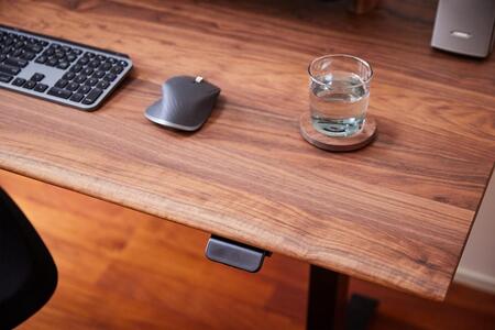 【幅140cm】【ウォールナット】【配線トレー付】【ミニシェルフ付】電動昇降デスク 無垢材 パソコンデスク WAAKstandingPro