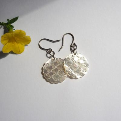 ふるさと納税 大和高田市 白蝶貝のレース彫刻「麻」ピアス |  | 02