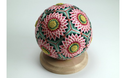 【加賀花てまり】十二菊［白木台］  | 雑貨 日用品 インテリア 置物 オブジェ 和風 和雑貨 手まり 金沢 伝統工芸 手作り 装飾品 デコレーション 和風インテリア ギフト プレゼント クラフト ホームデコ 花てまり 文化 工芸品 人気 おすすめ 送料無料 石川 金沢 加賀百万石 加賀 百万石 北陸 北陸復興 北陸支援