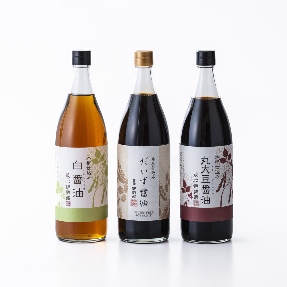 伊勢藏 醤油3点セット（丸大豆醤油900ml・グルテンフリーだいず醤油900ml・白醤油900ml）プラスティックやステンレスの桶とは異なる「百年木桶」の味わい。創業100年以上続く希少な木桶仕込み。