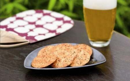 〔おせんべいやさん本舗 煎遊〕黒胡椒せん 大箱　80枚入（2枚×40袋）【11218-0875】