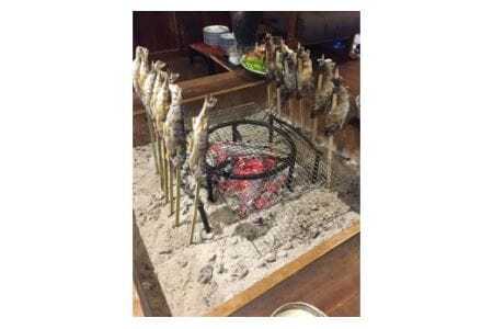 囲炉裏付き古民家に泊まり、ベテラン釣り師と渓流釣りに挑戦!