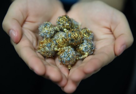 【Jupiter A・a】揺れる糸玉イヤリング　レッド系