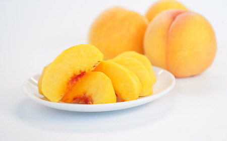先行予約 黄桃 約3kg（9玉～11玉入り） [8月下旬から発送予定] 令和7年度 贈答用 新潟県三条市産 桃（黄桃） [三次郎農園] 【015S019】