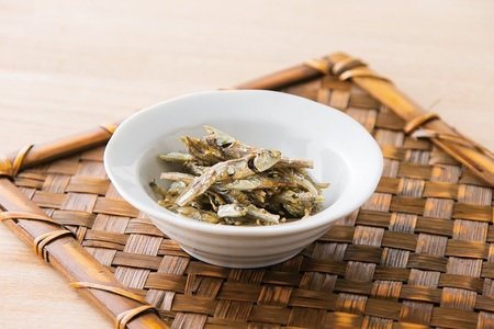 カルシウム お菓子 味付け食べる煮干し 20袋 国内産 いわし サクサク食感 着色料不使用 香料不使用 保存料不使用 国内産 丸ごと おさかな習慣 EPA DHA おやつ おつまみ お茶うけ 伊予市｜