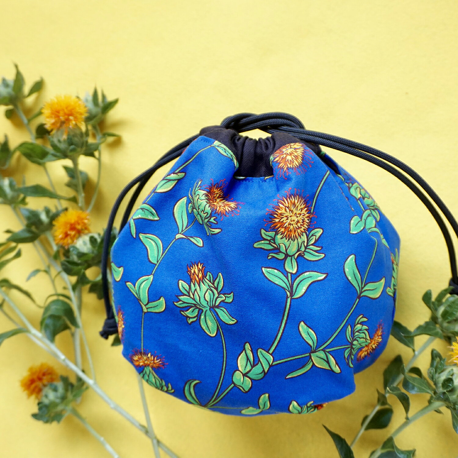 【ふるさと納税】まんまる巾着 袋 べに花柄 青 | 巾着 巾着袋 バッグ 手提げ 袋 手提げ袋 ブルー べにばな 紅花 和柄 和装 小物 雑貨 収納 ポーチ ギフト 花柄 プレゼント 贈り物 埼玉県 桶川市 べに花の郷桶川市