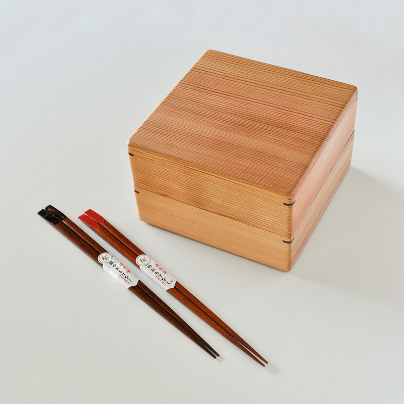 古代杉の重箱２段と桜の取り箸２本セット TR111 重箱 お弁当箱 お箸 箸 はし 箸入れ 箸箱 セット 国産 桜 さくら サクラ 古代杉 本漆塗り 加工 土佐龍 日用品 調理 料理 食事 高知県 須