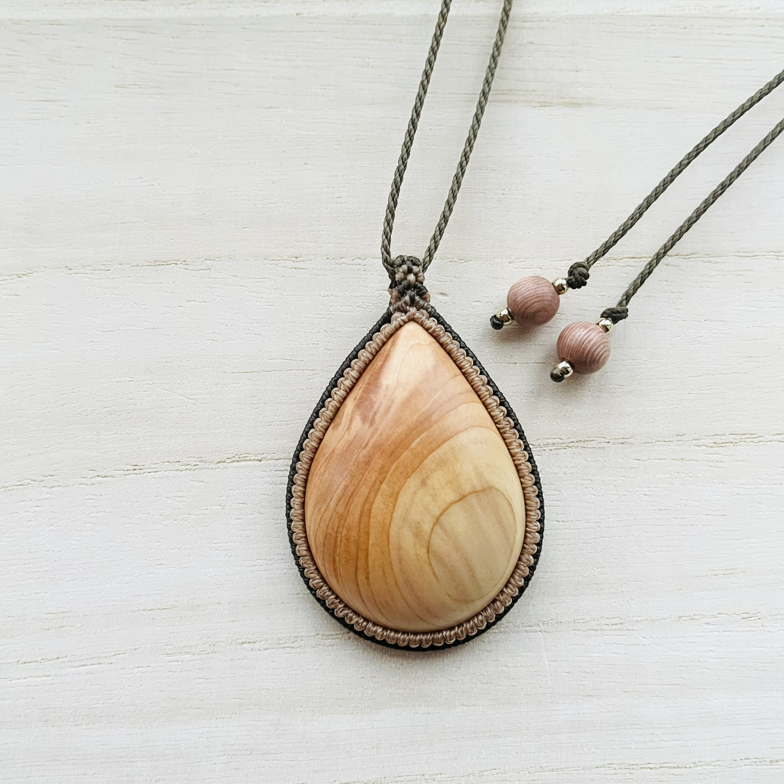 【ふるさと納税】西川材ペンダント(しずく) ファッション アクセサリー 小物 首元 装飾 普段使い お出かけ おしゃれ ナチュラル ヒノキ使用 木製 オリジナルペンダント 　お届け：発注後3カ月程度 HNNP003