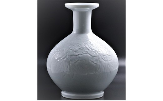 
A1000-55 染龍窯 白磁牡丹彫花瓶(広口）有田焼
