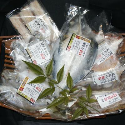 ふるさと納税 由良町 和歌山の近海でとれた新鮮魚の鯛入り梅塩干物と湯浅醤油みりん干し7品種11尾入りの詰め合わせ
