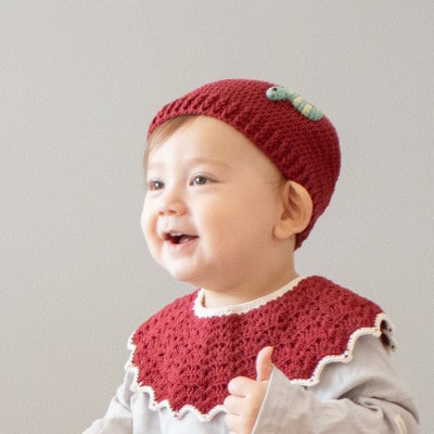 HOPPL(ホップル)手編みニットビブ＆キャップセット(アップル/サイズM)【1626189】