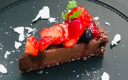 クリスマス スぺシャル タルト ケーキ ヴィーガン 生 チョコレート ロースイーツ 生 カカオ 生チョコ チョコ ちょこ グルテンフリー いちご イチゴ 苺 くりすます 冷凍 ホール サンタ 管理栄養