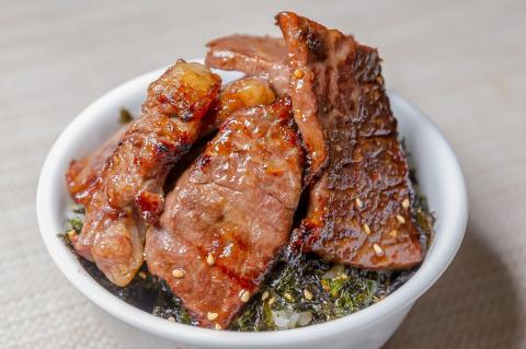 【近江牛 モモ・バラ 焼肉用セット(1kg)】肉 牛肉 ブランド牛 三大和牛 和牛 黒毛和牛 国産 バーベキュー 贈り物 ギフト プレゼント 冷凍 滋賀県 竜王